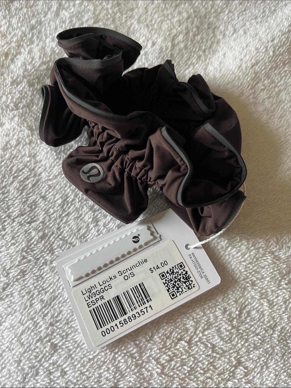 🆕 Lululemon Light Locks Scrunchie in expresso - Picture 3 of 3